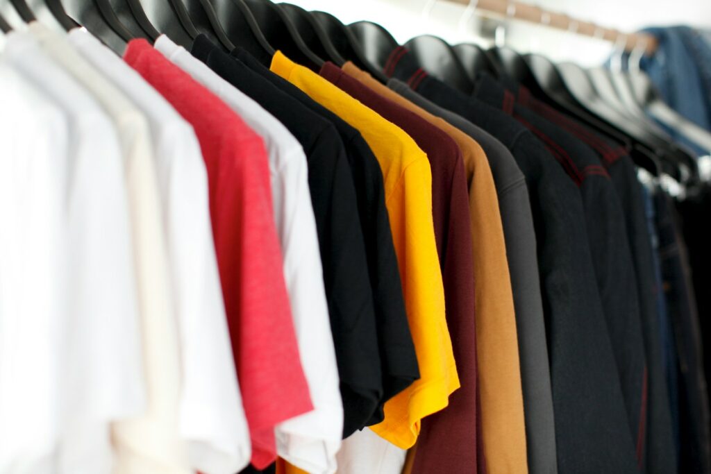 Noticias de la empresa: lanzamiento de una nueva línea de tejidos ecológicos para 2025. 1 Primer plano de camisas colgadas en un estante